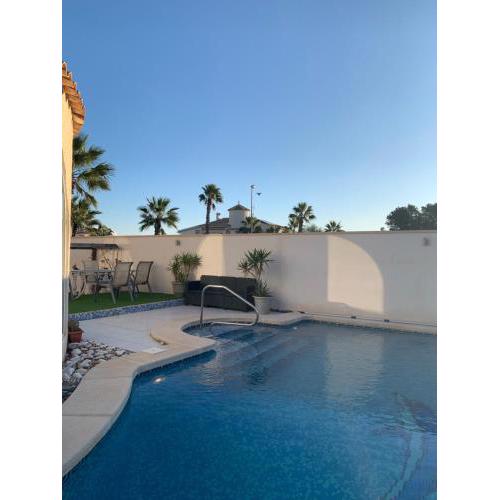 Entire Villa, Private Pool & close to all amenities