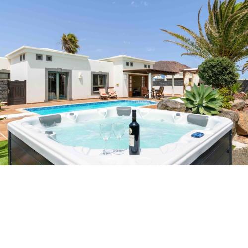 Eslanzarote Villa Rosa, Heated Pool, Jacuzzi, Super wifi, Sat tv