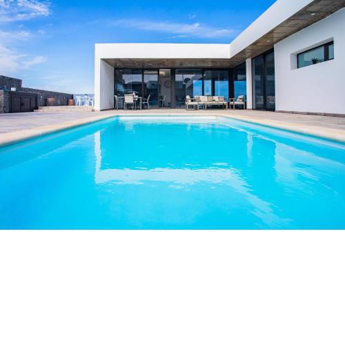 Eslanzarote Villa Tony, heated pool, jacuzzi, Sat tv