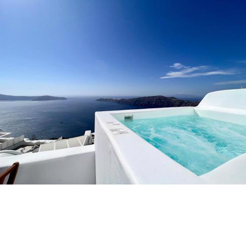 Esmi Suites Santorini