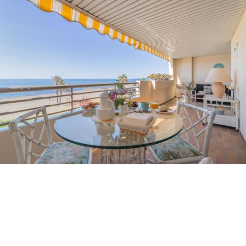 Espectacular Apartamento Estepona, primera linea de playa, totalmente reformado en 2023