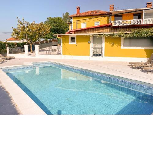 Espectacular casa con piscina y jardín