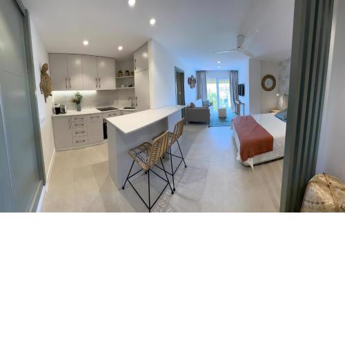 Espectacular estudio en Puerto Cabopino RECIEN REFORMADO