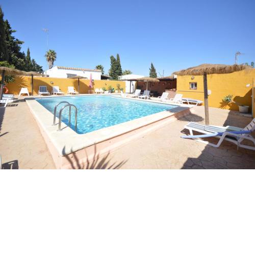 Estudios con piscina compartida en Conil.