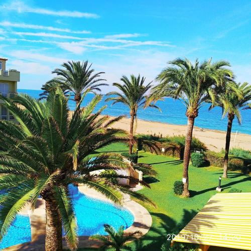 Estupendo apartamento en primera línea de playa y con vistas al mar