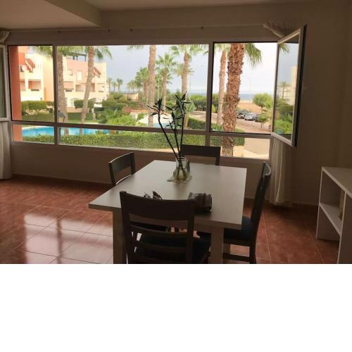 Estupendo apartamento en primera línea de playa.