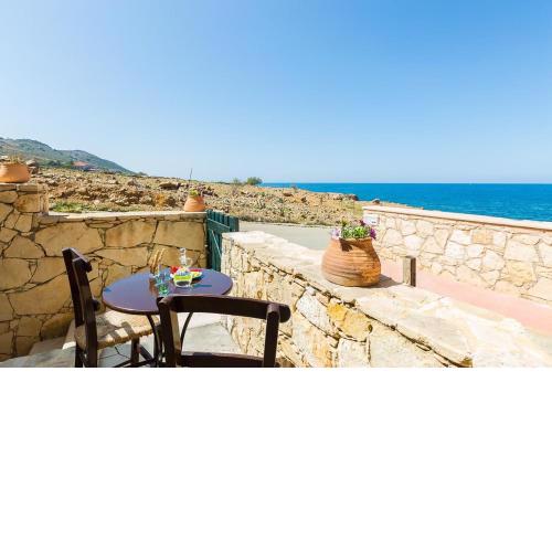 Eva home, 200m from the sea!