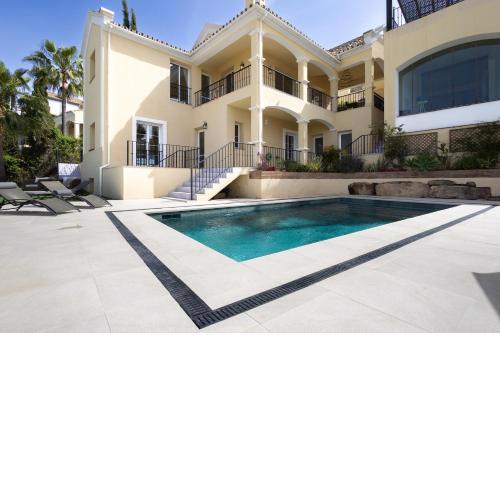 Exceptional views from 5 bed villa + pool RDR300
