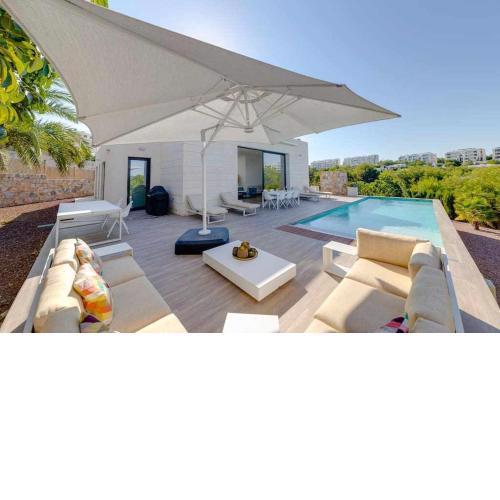 Exclusiva villa con piscina en las Colinas Golf