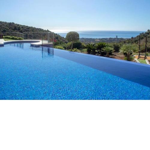 Exclusive Apartment with 3 pools & gym