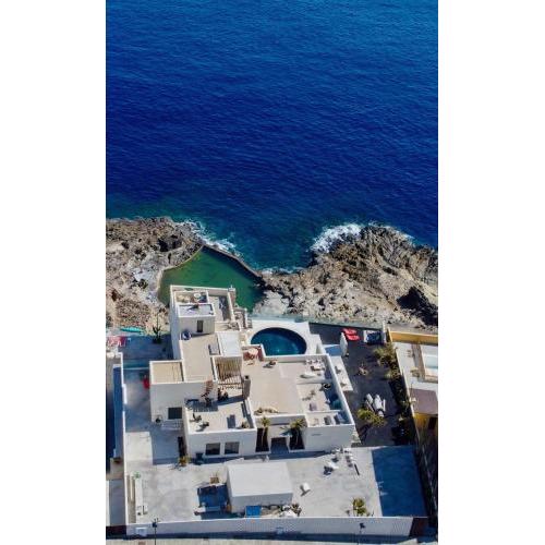 Exclusive Design Villa 1080 m2, oceanfront with Pool