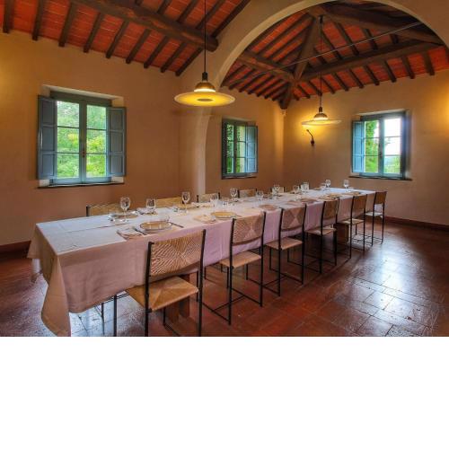 Expensive Villa with Tennis Court in Sinalunga