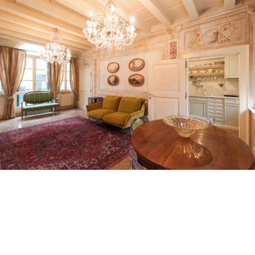 Explore Venice from a Sophisticated Hideaway in San Polo