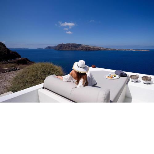 Exquisite Oia Retreat - Luxurious Junior Suite Villa Ode - Private Jacuzzi & Sunset Views - Santorini Elegance