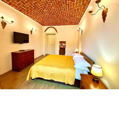 Exquisitely renovated and centrally located apartment with free parking