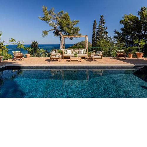 Extraordinary view with a Cobalt pool on the Tuscany coast