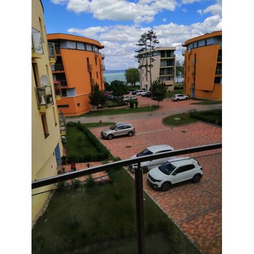 Ezüstpart apartman 72m2. 13 m2 terasz