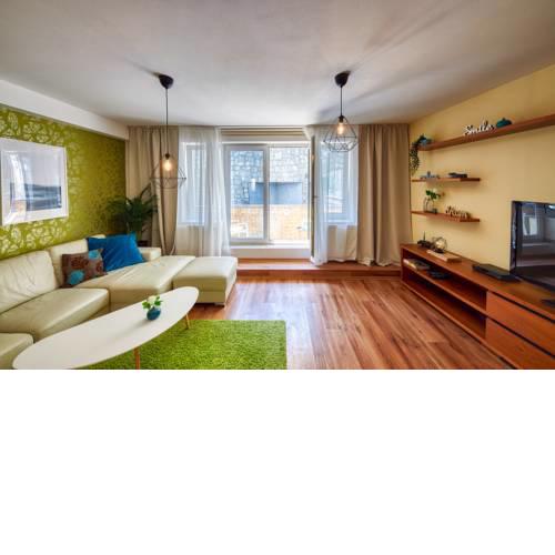 FABULOUS 6beds Apt. few stairs from CASTLE! NEW!!!