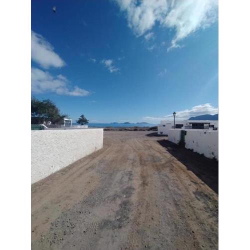 Famara, apto. en zona tranquila a 200m del mar.