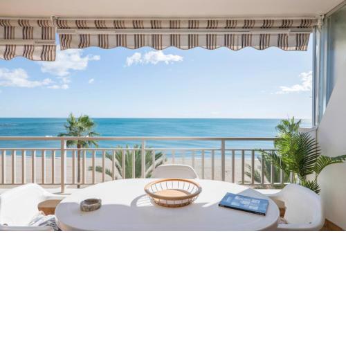 FAMILY Aguamarina Front the sea Free Parking