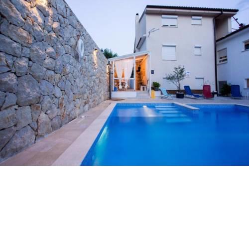 Family Apartments Švob with pool