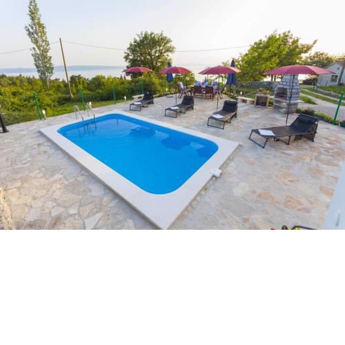 Family friendly apartments with a swimming pool Gornji Tucepi, Makarska - 17686