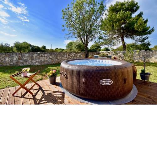 Family Holiday House with spacious backyard and jacuzzi