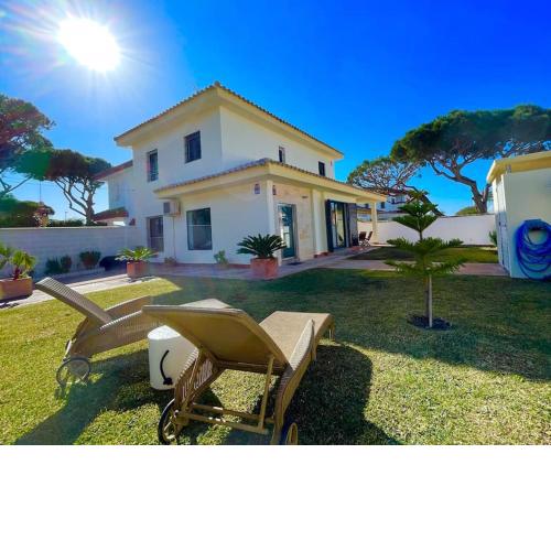 FAMILY HOME 50mtr FROM BEACH
