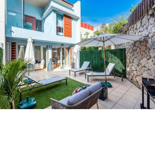 Family house with patio and communal pool