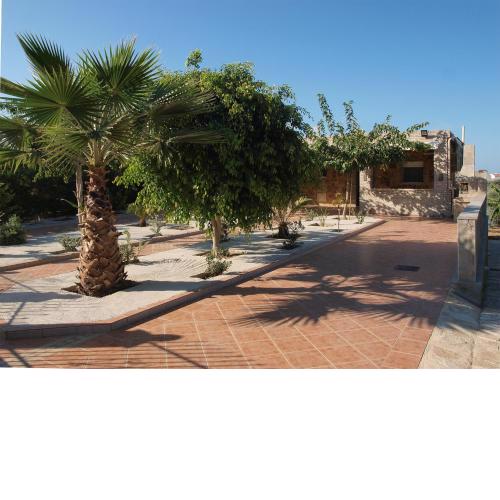 Family Private Summer Homes w. Yards near Beach