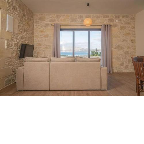 Fanouria's home