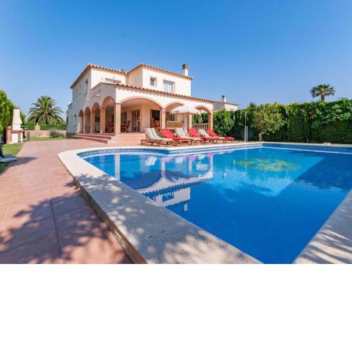 Fantastic holiday home for 14 persons in Sant Pere Pescador with private pool