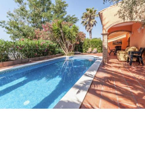Fantastic holiday home with private pool at the port including a private berth