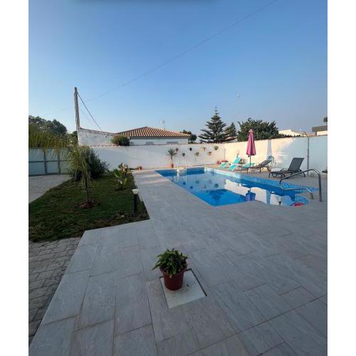 Fantástico chalet con piscina 2 km de la barrosa