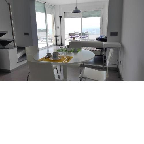 FANTÁSTICO DÚPLEX CON VISTAS IMPRESIONANTES AL MAR