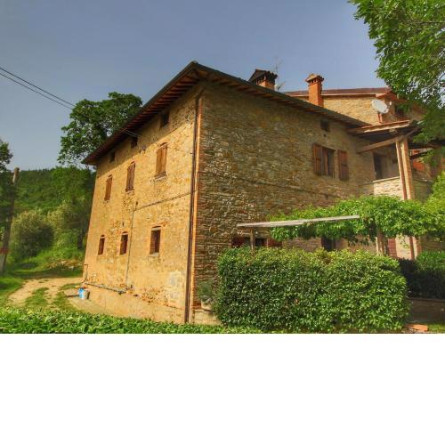 Farmhouse with stables horses and the ability to make horseback riding