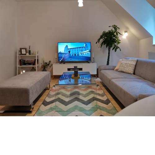 Feel Like Home @Zamocka/Lovely APT/Historical City Center/Private Parking