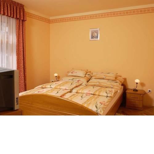 Félhold Apartman