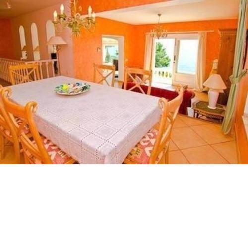 Ferienhaus in Calp mit Grill, Terrasse und Garten