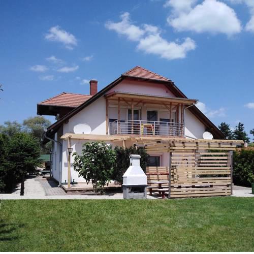 Ferienhaus mit Pool für 12 Personen am Balaton Ufer, direkter Seezugang