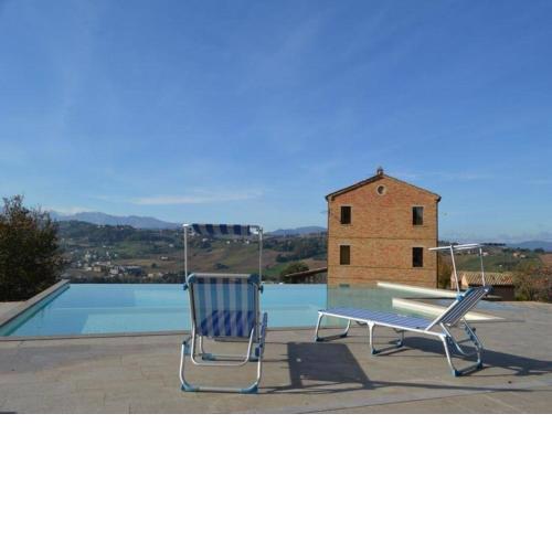 Ferienhaus mit Privatpool für 12 Personen ca 350 m in Loro Piceno, Marken Provinz Macerata6 Schlafzimmer, 5 Badezimmer, Kamin, Spülmaschine, 1 Sauna, Meer 37 km, Sandstrand 37 km, Privatpool, Hund erlaubt
