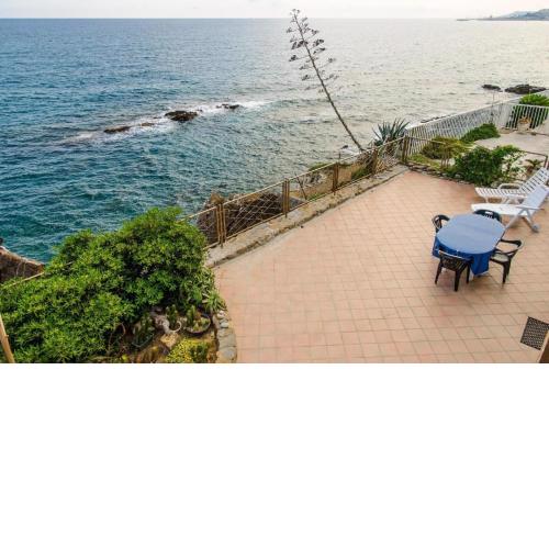 Ferienwohnung in einzigartiger Lage direkt am Meer mit Terrasse