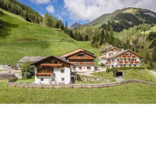 Ferienwohnung in schöner Bergkulisse mit zwei Balkonen, sowie einem Spielplatz im Garten