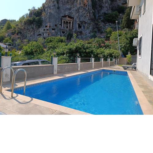 FETHİYE MERKEZDE HAVUZLU 2+1 TATİL EVİNİZ