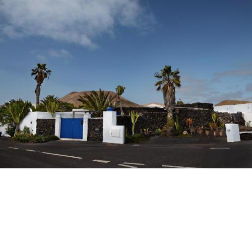 Finca-Bouganvilla-Lavasteinhaus-am-Rande-der-Vulkane-im-malerischen-Dorf-Uga-5km-zum-Meer