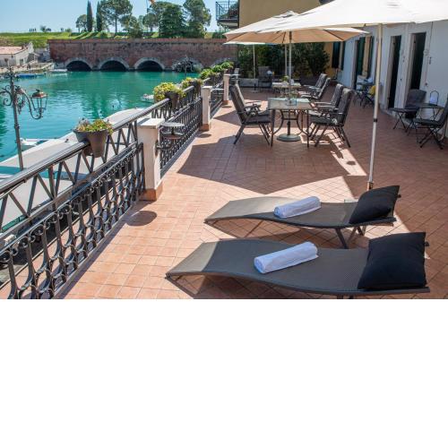 Fiori sull'Acqua Apartments