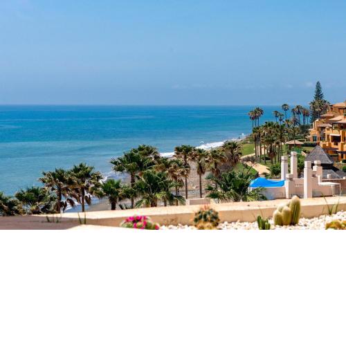 FIRST LINE Penthouse with PRIVATE Rooftop Pool, Fully Equipped Kitchen & Beautiful Sea View