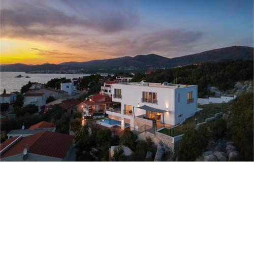 Five-Bedroom Holiday Home in Okrug Donji