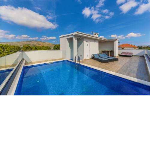 Five-Bedroom Holiday Home in Okrug Donji
