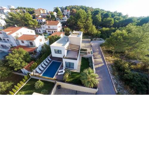 Five-Bedroom Holiday home Okrug Gornji with Sea View 01